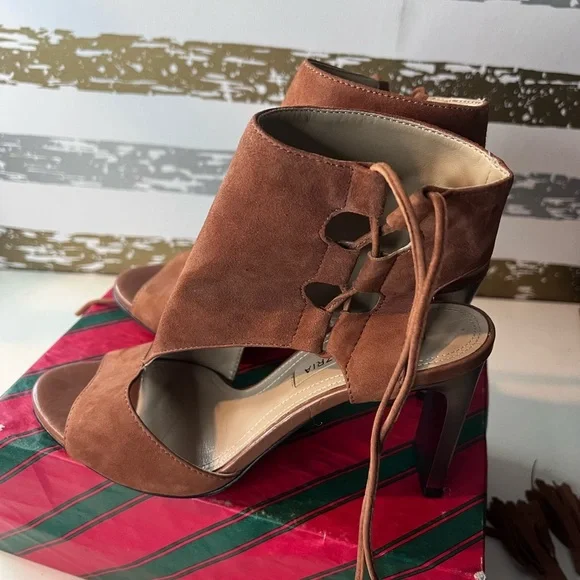 BCBGMAXAZRIA ankle wrap - Picture 3 of 9